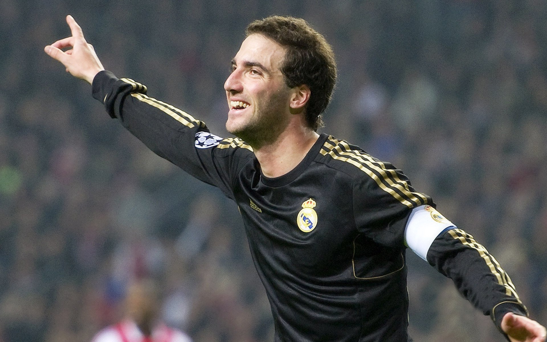 赛场外的温情：车手与粉丝的感人互动瞬间，赛车手的视频